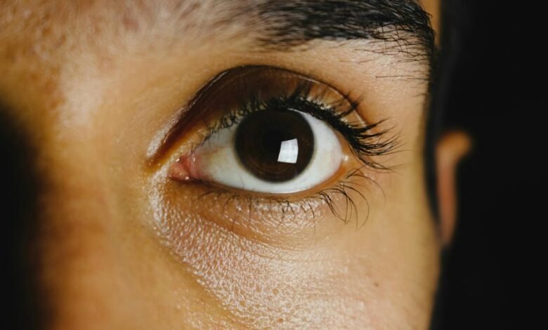 causes of eye sparkle